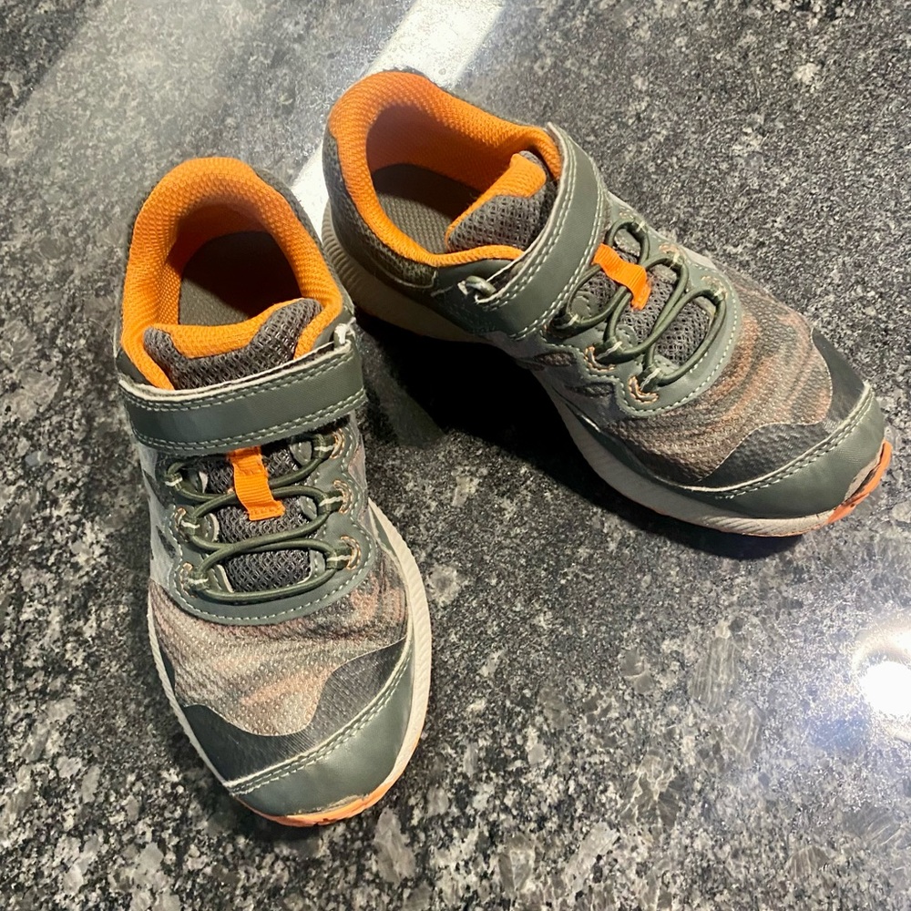 Like new kids sneakers Size 1
